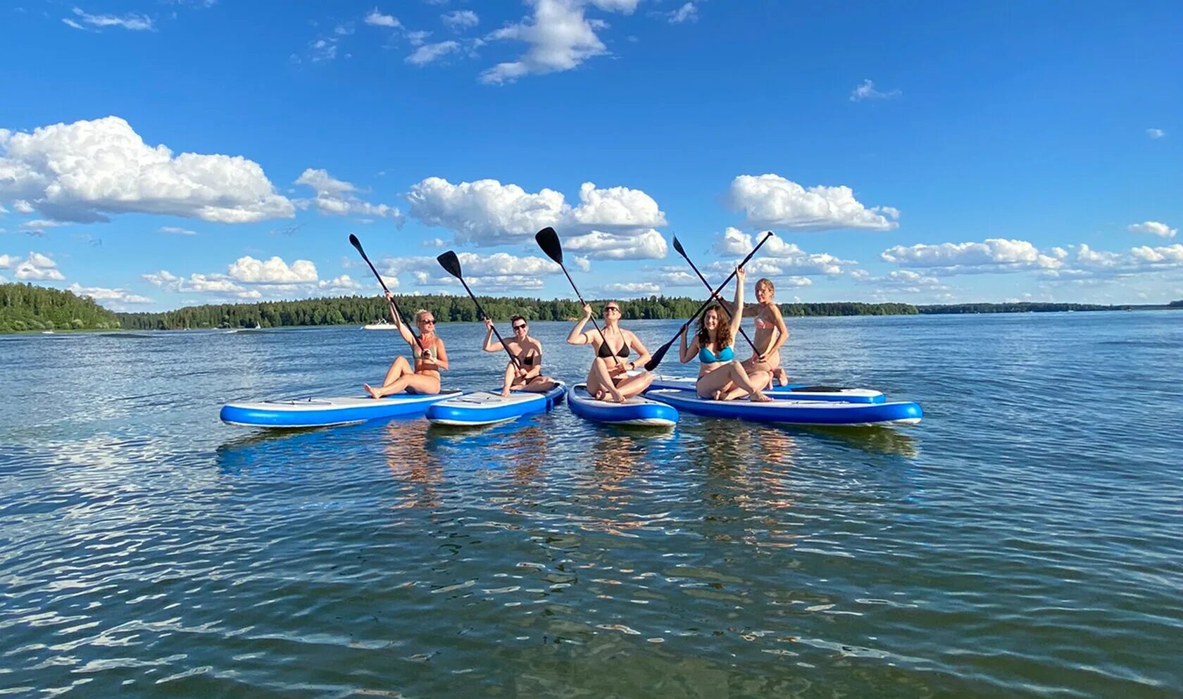 Сапборд на озере. Доска для катания по воде. Сапы на водохранилище. Катание на sup доске. Сапбординг сап-серфинг в москве.