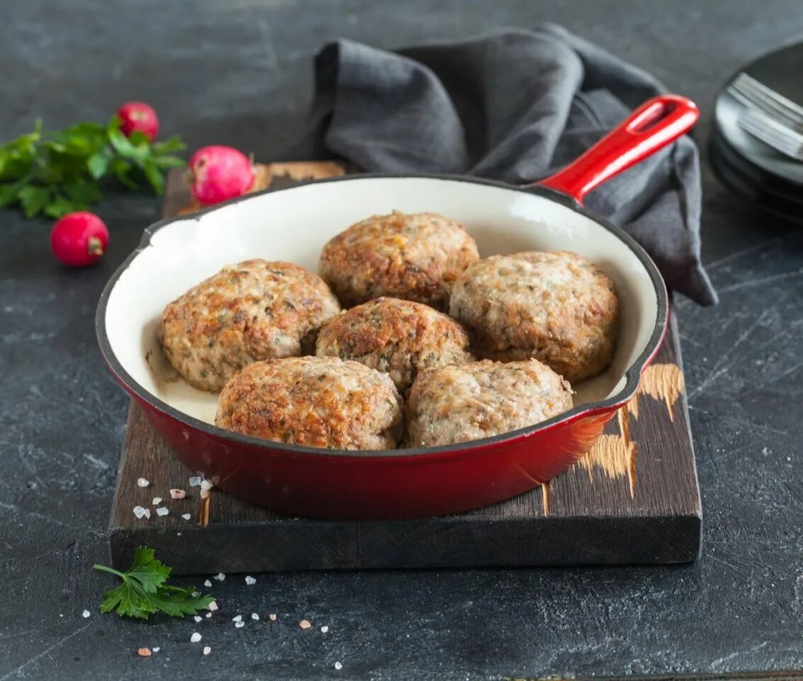 Как приготовить биточки на сковороде. Красивые котлеты. вкусные котлеты. котлеты на сковороде. котлеты классические.