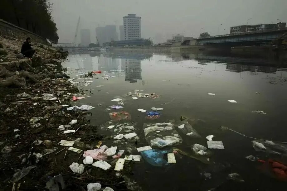 Загрязнение рек россии. Москва река грязная вода. Загрязненная река Волга. Москва река грязная. Загрязнение Москвы реки.