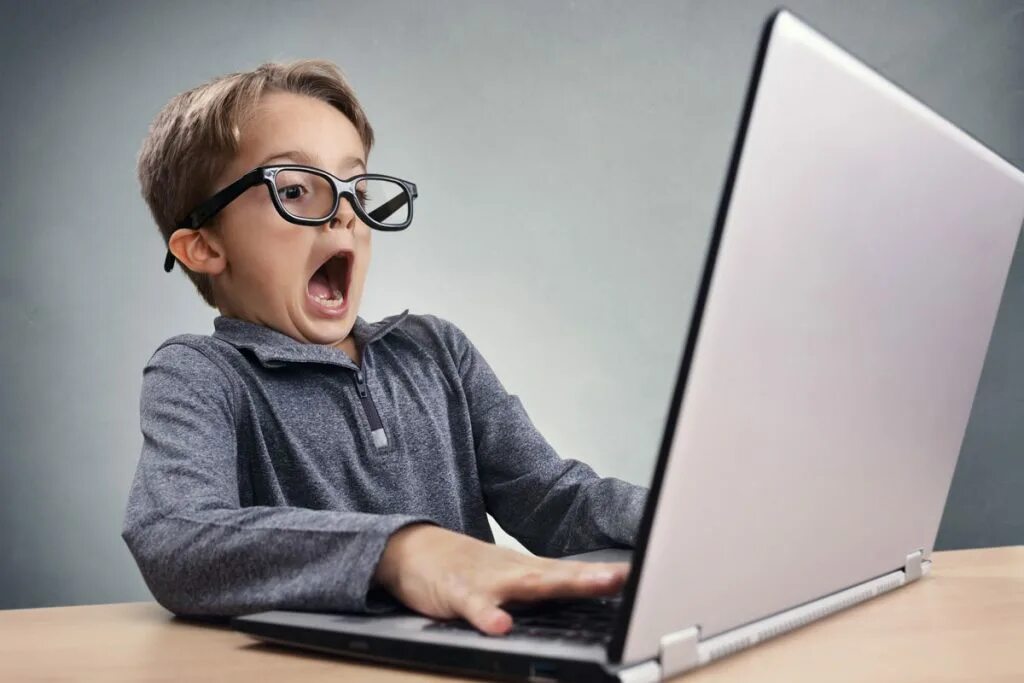 Урок удивления. Школьник в интернете. Ребенок перед компьютером. Детям об интернете. Компьютер для школьника.