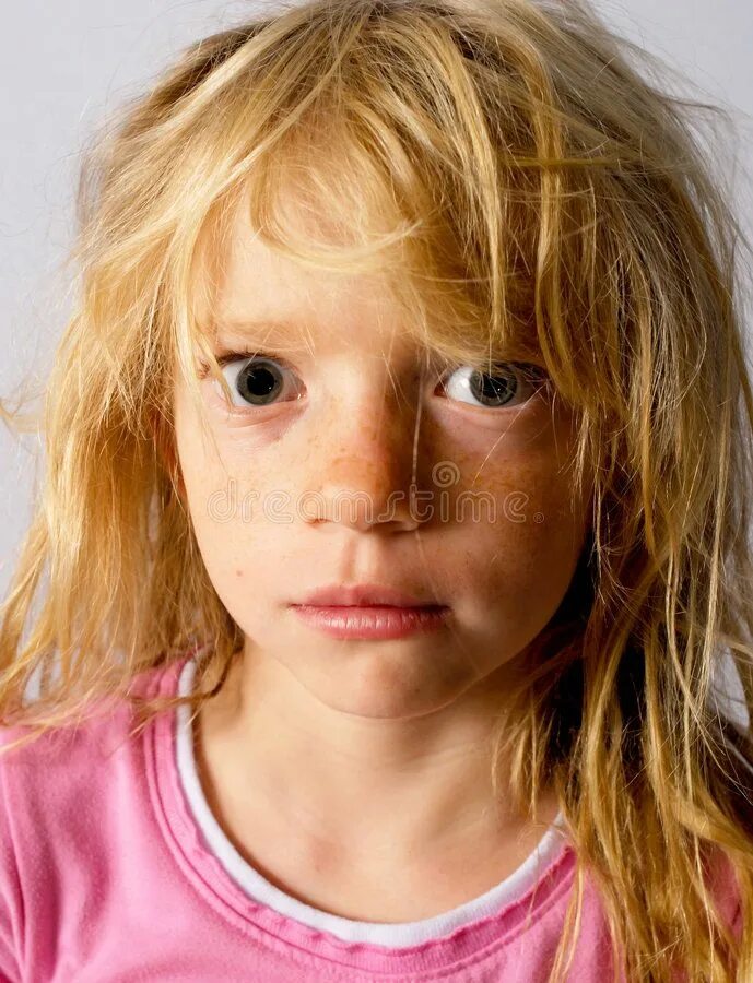 Растрепанное лицо. Шикарные волосы. Девушка с развевающимися волосами. Растрепанная женщина. Растрепанные волосы.