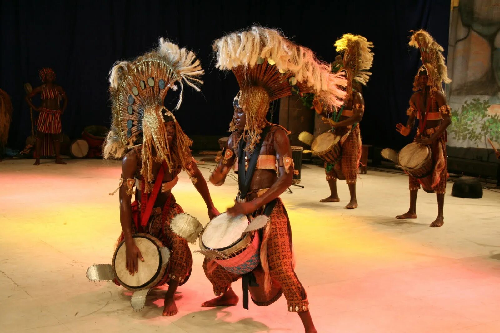 танец под барабаны. африканские танцы барабаны. африканские пляски. танцы народов африки. танец музыкальных инструментов.