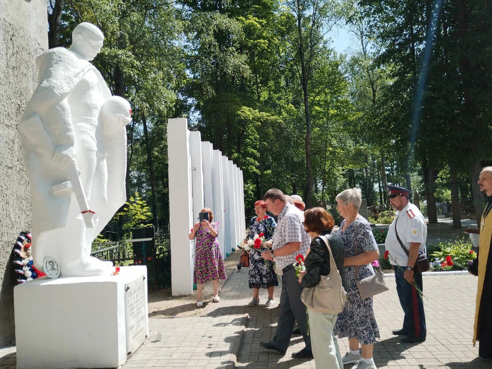 Погода вязьме по часам. Памятник воину освободителю. Кладбище. Памятники военнослужащим. Памятники на кладбище.