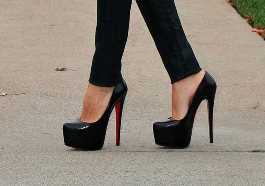 покажи каблуки. красивая обувь на каблуках. красивые картинки туфли закаты и еще. туфли christian louboutin и чулки. лабутены на ногах.