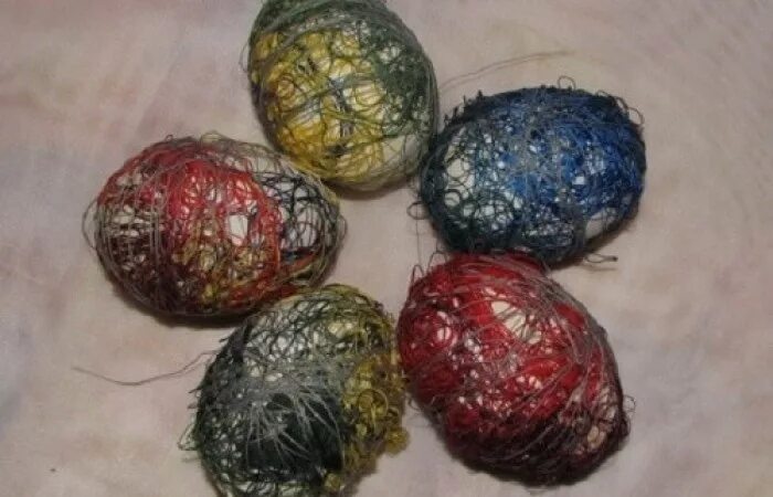 Можно ли красить коричневые яйца. Окрашивание яиц нитками. Яйца крашеные нитками. Покраска яиц на Пасху. Яйца на Пасху нитками.