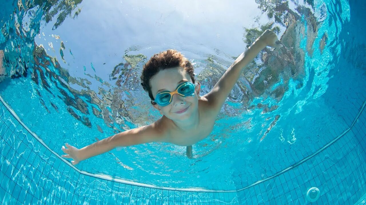 Diving cup boys. Плавательный бассейн под водой. Красивые фото детей под водой. Мальчик под водой в бассейне. Boys underwater.