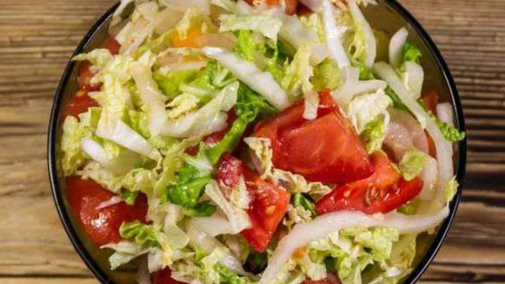 Салат из пекинской капусты. Салат огурцы помидоры. Салат с пекинской капустой и болгарским перцем. Салат пекинская капуста огурец помидор. Салат из пекинской капусты с помидорами.