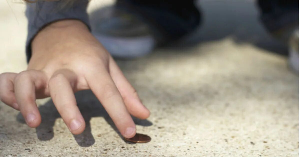 подобрать монетку. монетка на земле. подобрать монетку. монеты на ладони. о, монетка, подниму!.