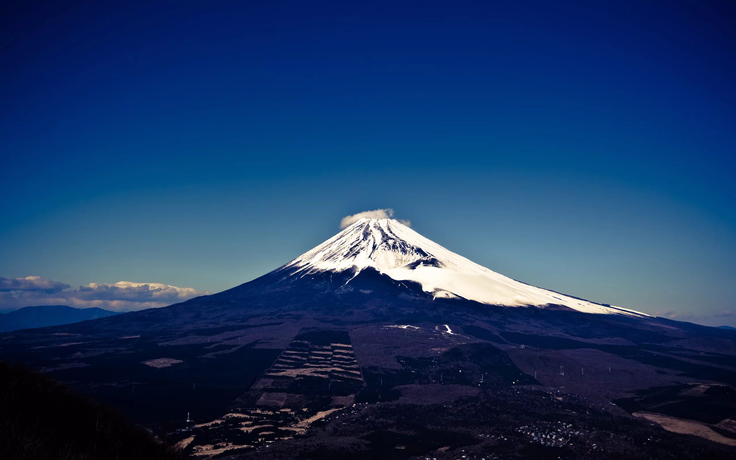 Гора Фудзияма в Японии. Гора Фудзи это вулкан. Гора Fuji Япония. Фудзияма Хонсю. Фудзияма действующий или потухший