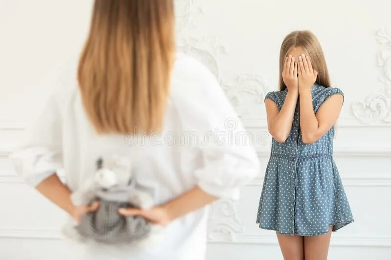 Мать закрыла дочь в комнате. Девочка закрыла рот рукой. Ребёнок сзакрытыми глазами. Мама закрывая глаза дочери. Мама закрывая глаза дочери.