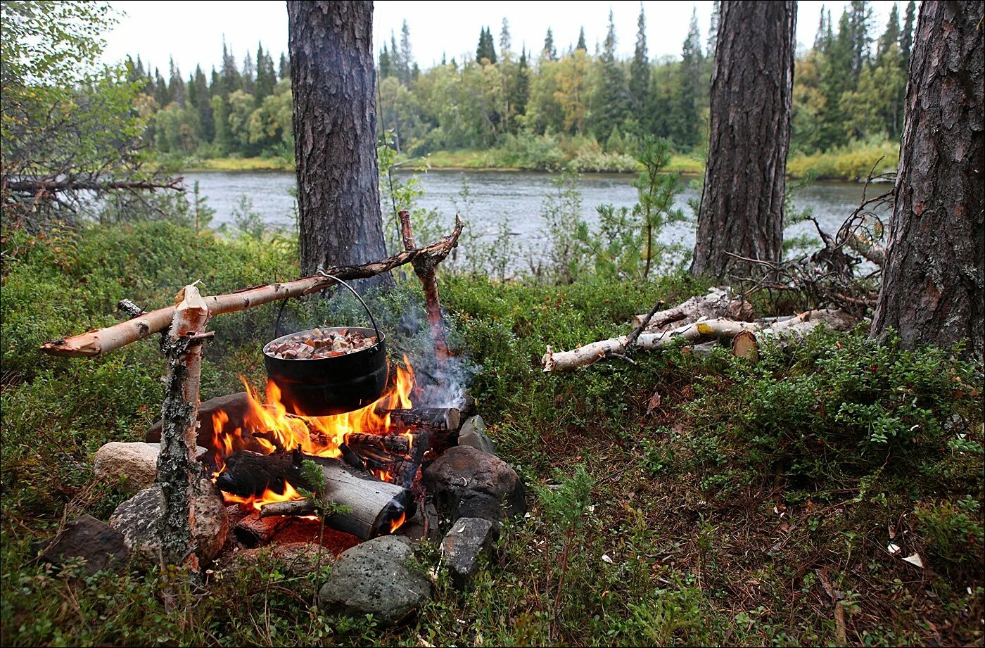 Костер у реки. Костер на природе. Шашлык на природе у озера. Шашлыки на озере. Рыбалка в тайге на озера