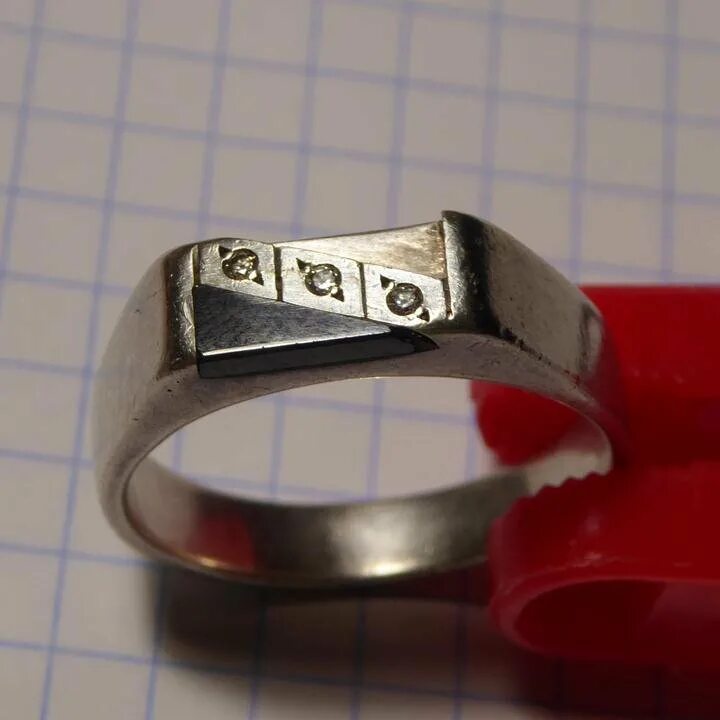 Опечатка серебряного кольца. Разломилось серебряное кольцо. Облезло серебряное кольцо. Кольцо серебряное с арабскими цифрами. Можно ли продавать кольца