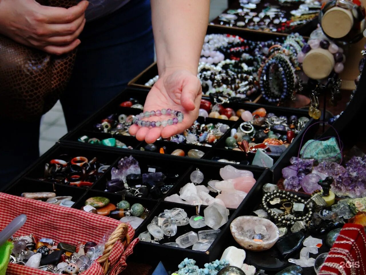 Сингапур лавка с камнями. Натуральные камни воронеж. Природный камень. Ярмарка камней. Туркенит камень.