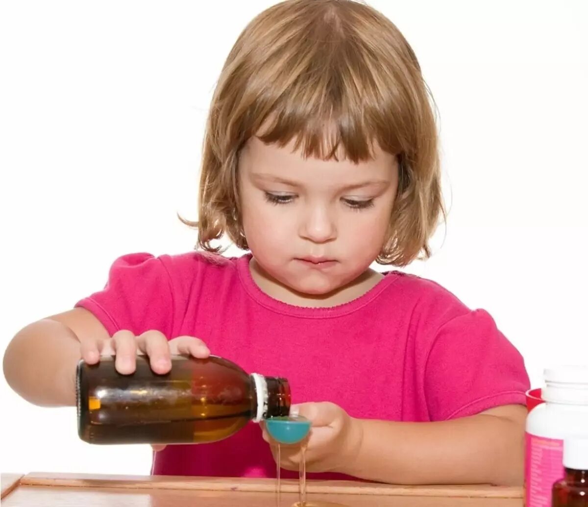 Ребенку 2 года много пьет. Лекарство для детей. Ребенок пьет лекарство. Таблетки для детей. Ребенок пьет сироп.