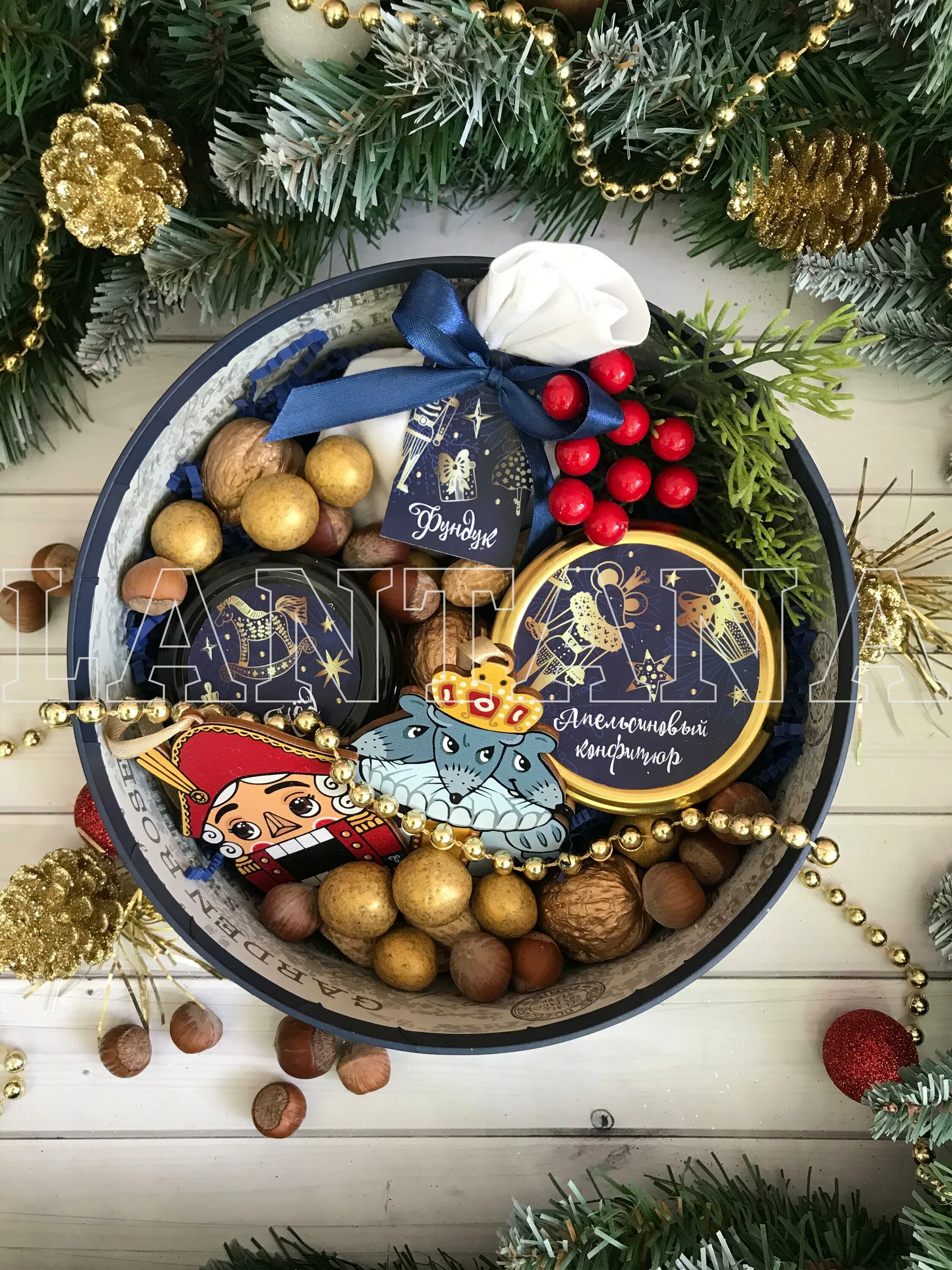 Подарочный набор nuts nutcracker 184г. Новогодний набор щелкунчик. щелкунчик с орехом. новогодние подарки королевский. подарок щелкунчик с орехами.
