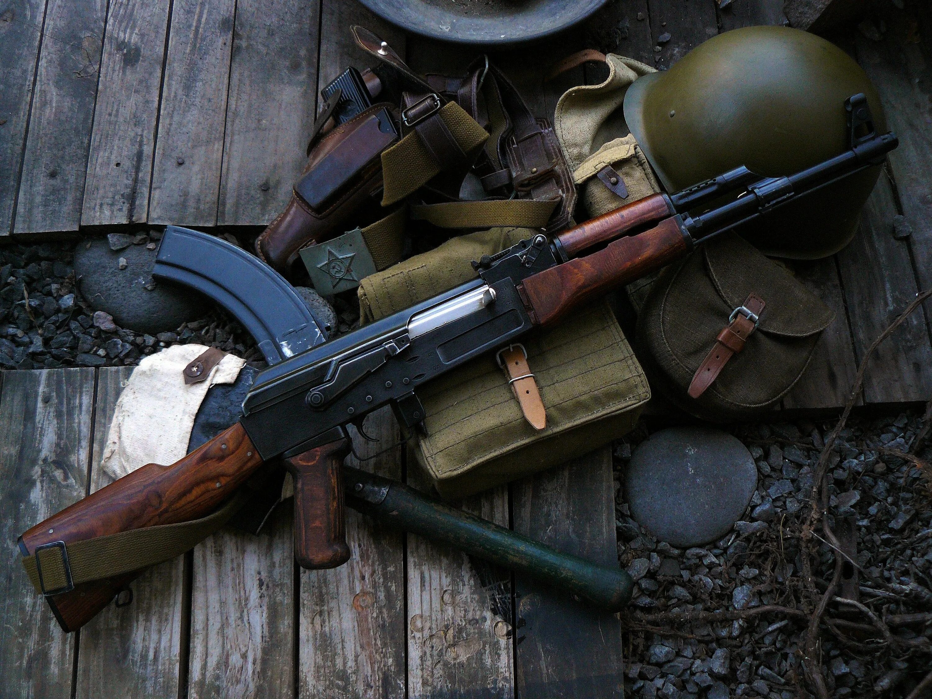 Оружие распад. Карабин военный. Попурри стрелковое оружие. Армейский карабина АК. Военный с АК 47.