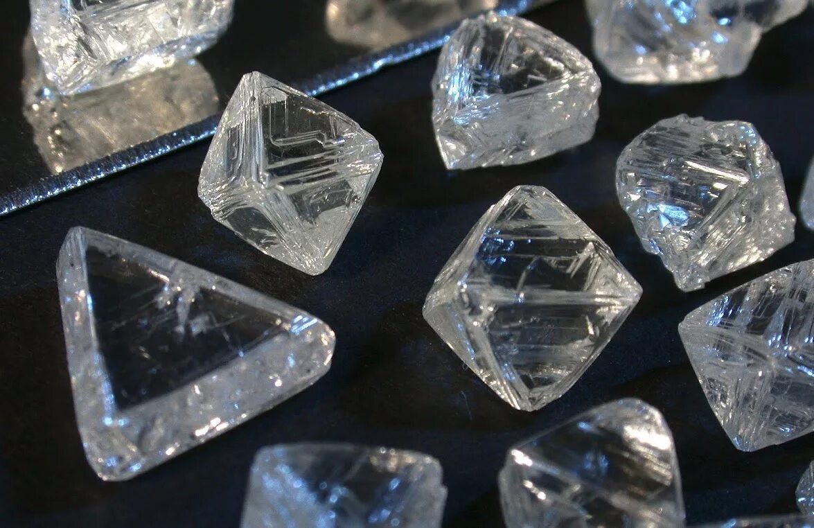 Какие драгоценные камни самые дорогие. Де Бирс Алмаз. Кристал диамонд. Алмаз неограненный камень. Алмаз неограненный камень бриллианты.