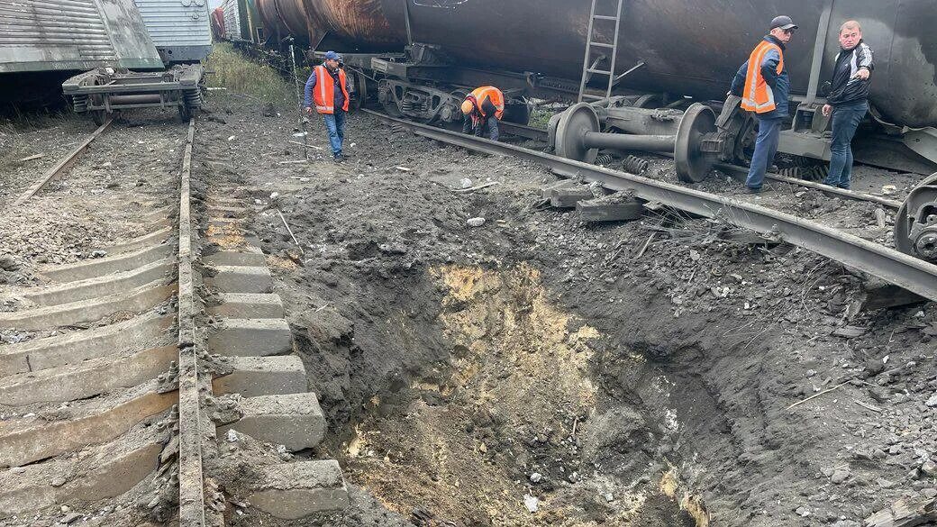 Разбитая железная дорога. Разбомбили железную дорогу. Украинская железная дорога. Сход вагонов ДНР.