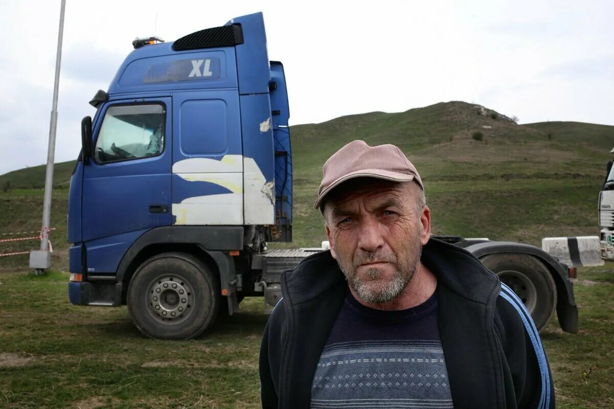 Шофер грузовика. Дальнобойщик водила. Дальнобойщик водила. Дальнобойщик водила. Шофер дальнобойщик.