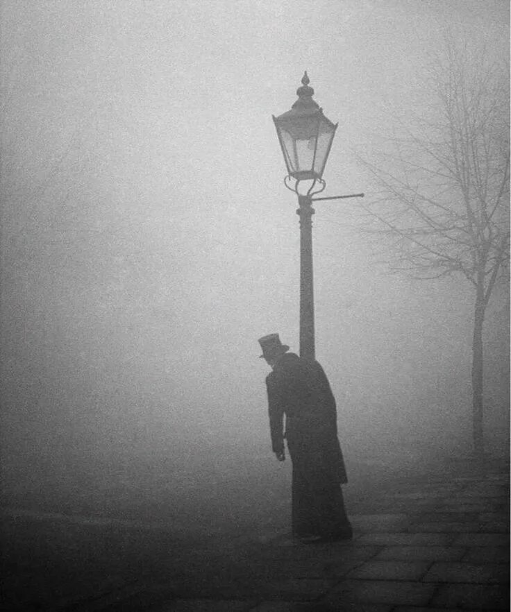 Видны были только силуэты. Туманный Лондон 19 века. Лондонский туман 19 век. Фонарь в темноте.