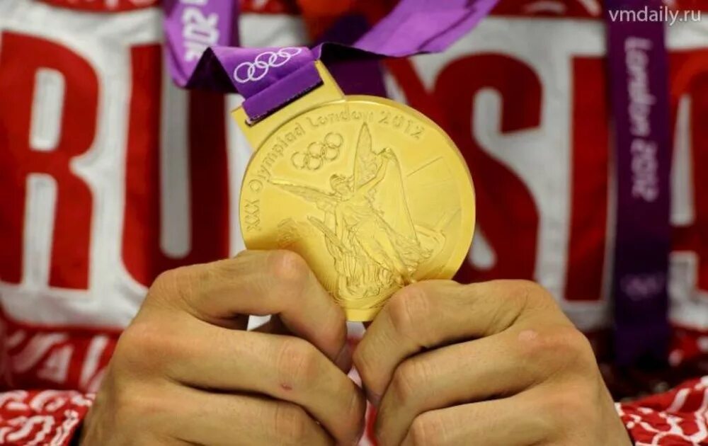Вторая золотая медаль. Золотая медаль. Олимпийские медали. Олимпийские медали России. Олимпийская медаль в руках.