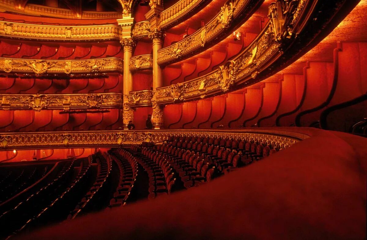 Ла скала оперный театр. Римский оперный театр. Опера гарнье в париже. Лестница украшенная цветами. Королевский оперный театр мумбаи.