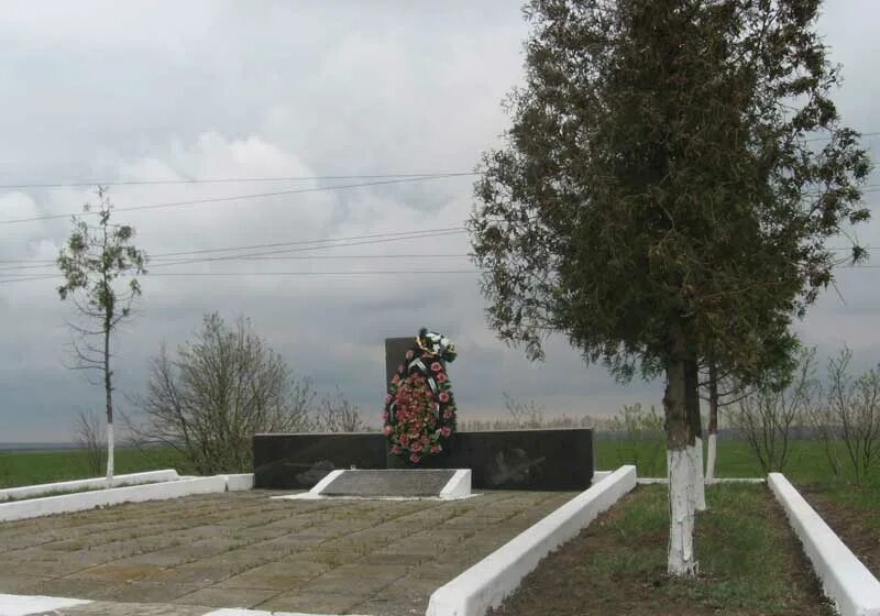 Село ольховатка харьковская область. Ольховатка (ольховатский район). Памятники ольховатского района воронежской области. Братские могилы харьковской области. Солотча родник святой троицы.