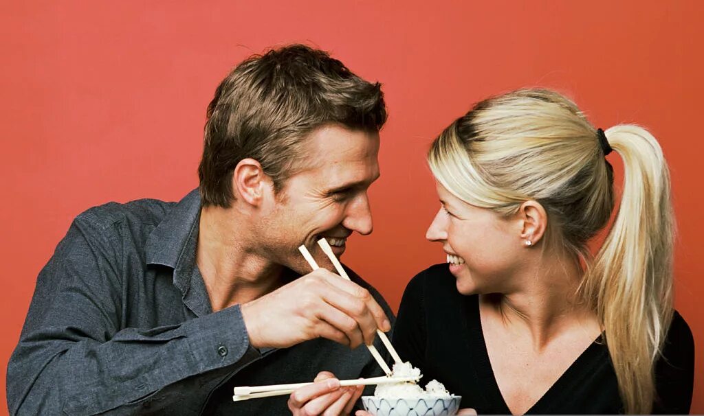 женщина ест мужчину. женщина ест мозг мужчины. парень и девушка завтракают вместе. шашлык романтика. человек кушает.