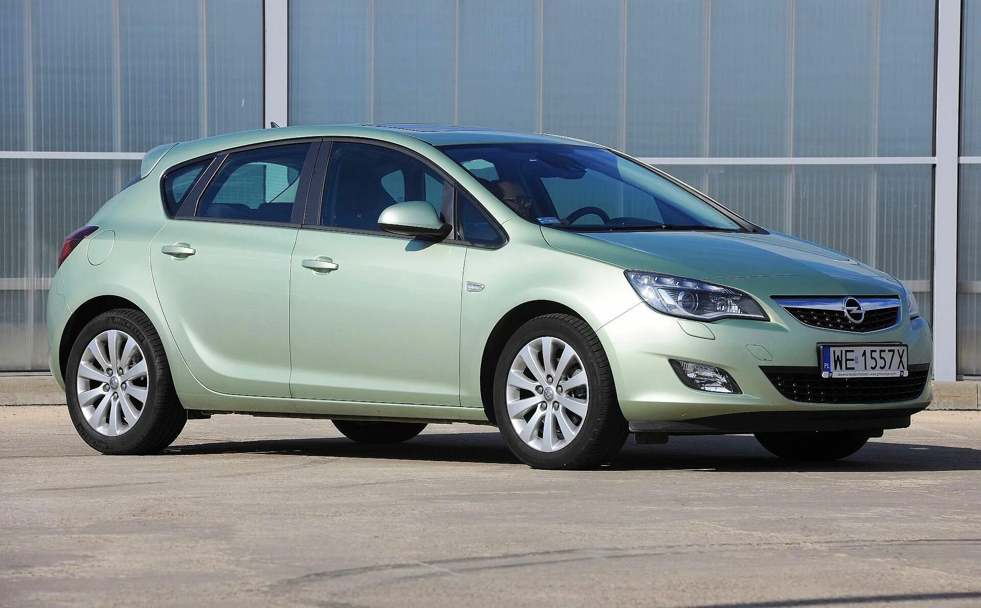 Opel Astra j 2009. Opel Astra j зеленая. Opel Astra 2011.