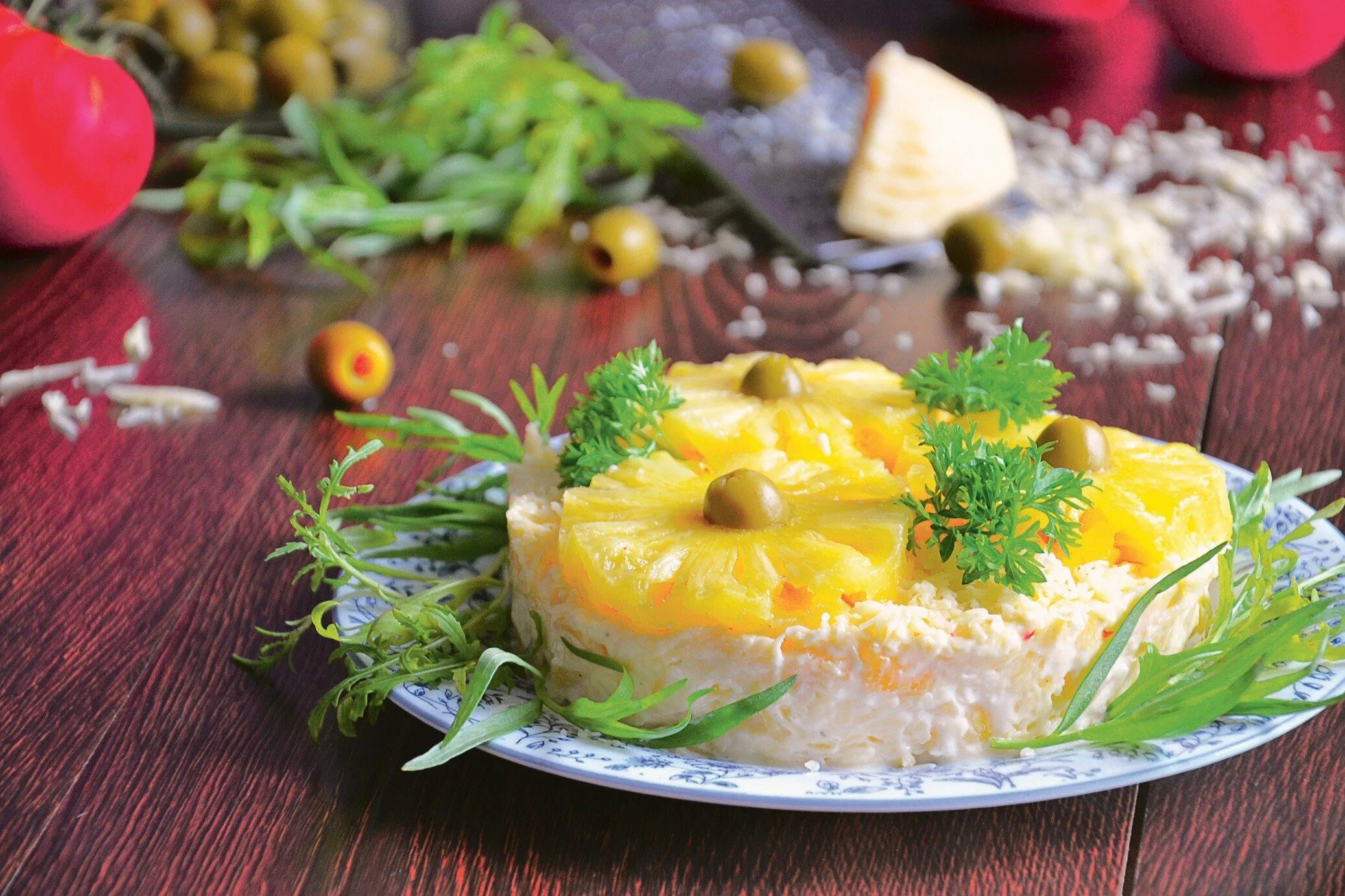Салат курица сыр яйцо помидор чеснок. Салат курочка ряба с ананасом. салат курочка ряба классический. салат курочка ряба. салат с ананасом и курицей и сыром и чесноком.