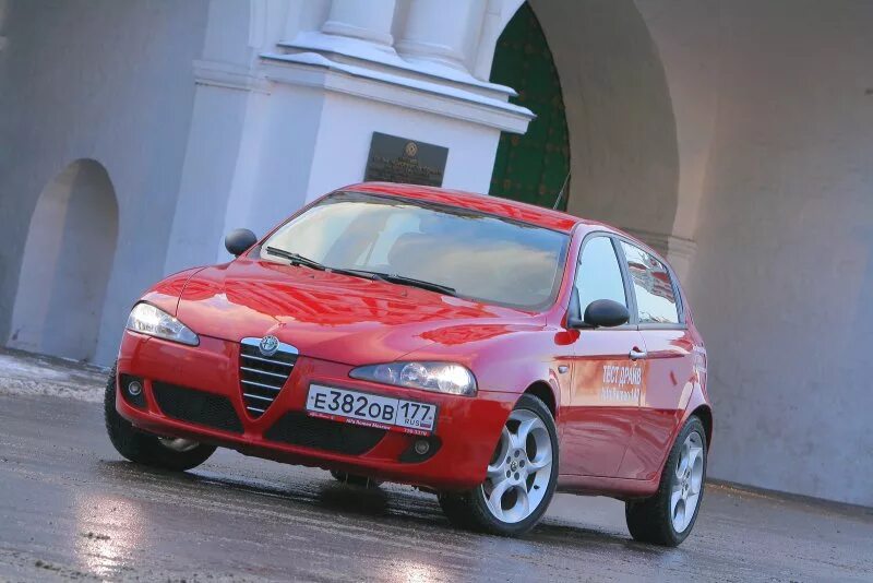 Драйв альфа ромео. Alfa romeo 159. Фара alfa romeo 159. Автосалон альфа ромео. Alfa romeo q2.