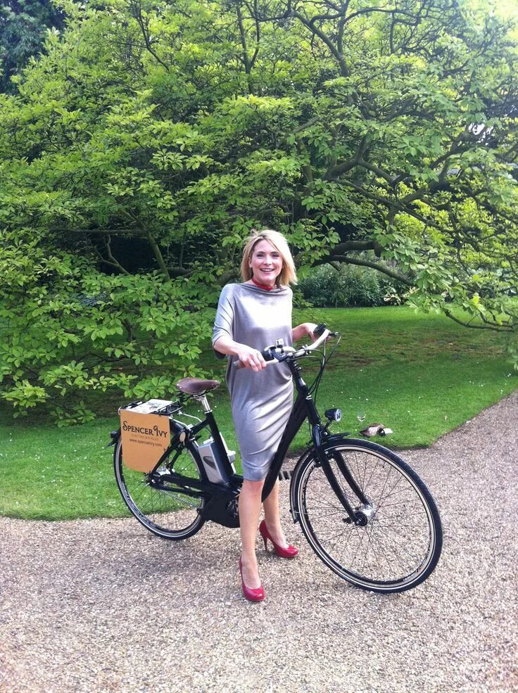 Lisa rogers. Лиз роджерс. Ведущая роджерс. Лиза роджерс битвы на свалках. Sky rodgers актриса.