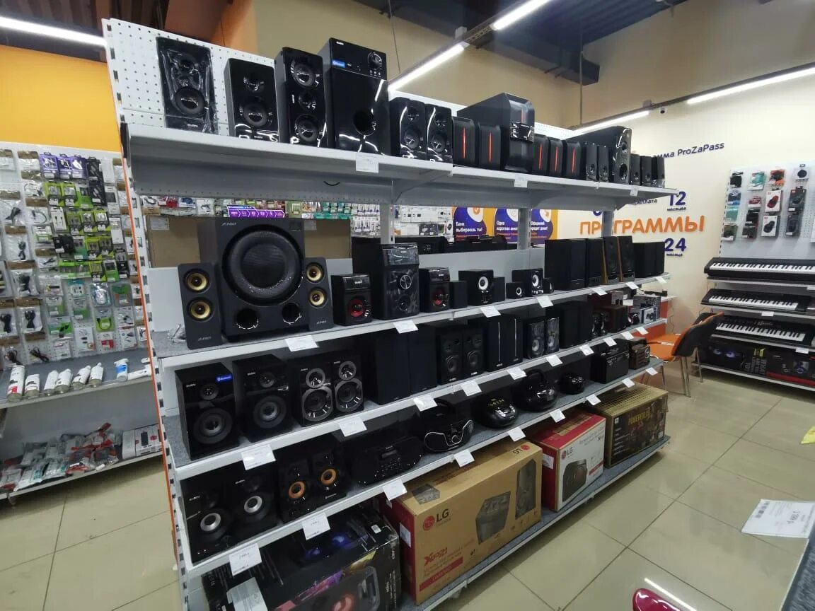 Витрины днс наушники. Магазин днс сарапул. Днс сарапул товары. Магазин днс сарапул. Днс сарапул.