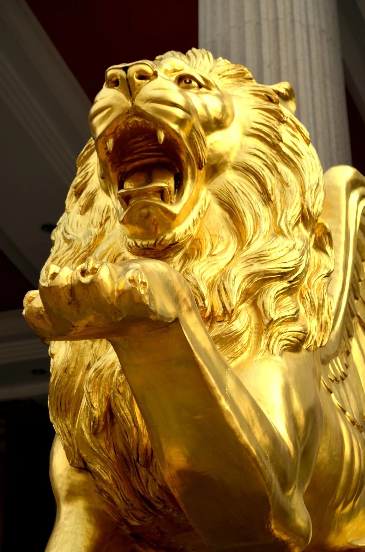 Gold lion. Скульптура золотой Лев. Золотой Лев кинонаграда.