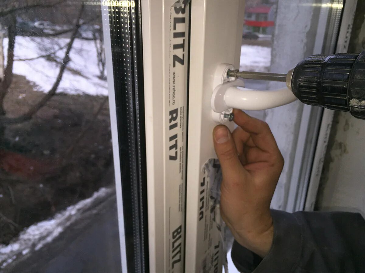 Как разобрать оконную ручку пластикового Оконная ручка для окон с запирательной кнопкой т35мм купить с доставкой из Польш