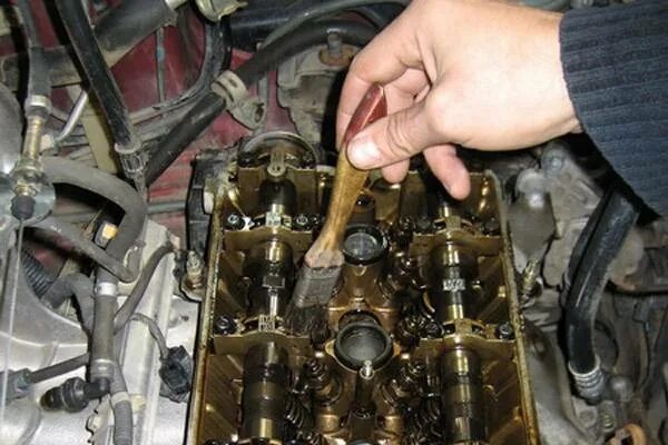 Промывка картера двигателя. Масляное отложение двс. Промывочная жидкость для двигателя при замене масла. Стоит промывать двигатель замене. Стоит промывать двигатель замене.