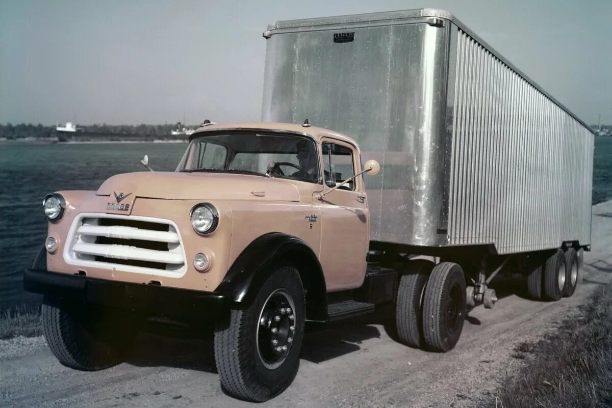 C c грузовик. ЗИЛ 130 Форд. ЗИЛ-130 грузовой. Dodge ЗИЛ 130. Ford f 600 и ЗИЛ 130.