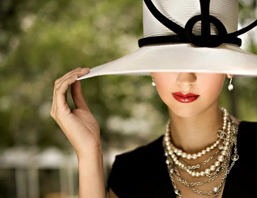 Девушка в шляпе в париже. Интеллигентная в шляпе. Элегантная женщина в возрасте. Коко шанель шапокляк. Элегантная дама.