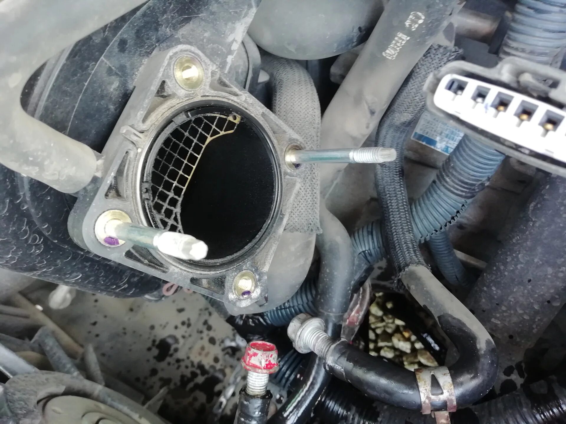 Дроссельная заслонка dw10. Лансер 9 1,6 переборка дросселя. Патрубок дросселя воздушного фильтра ваз 2110. Почему дроссельная заслонка в масле. Чистка дроссельной заслонки своими руками.