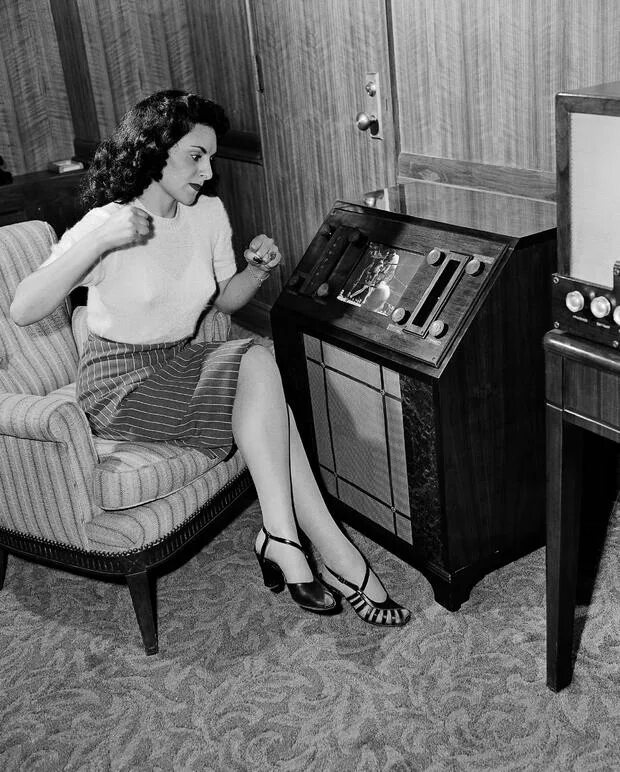 Советский плоский телевизор. Телевизор 1961. Плоский телевизор 1961 года. Чикаго. Телевизоры 1920х годов.