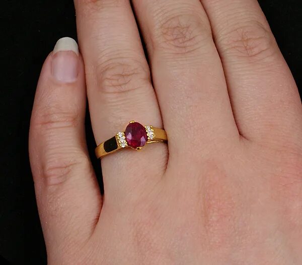Помолвочное кольцо с рубином. Кольцо с рубином на мизинец женское. На каком пальце носят кольцо. Красный гранат камень. Кольцо с рубином на руке.