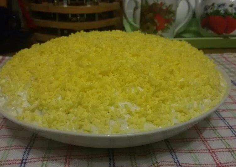 Мимоза с сайрой. Салат мимоза с рисом. Салат мимоза с сыром и сливочным маслом. Мимоза с тунцом. Форма своими руками для салата мимоза.