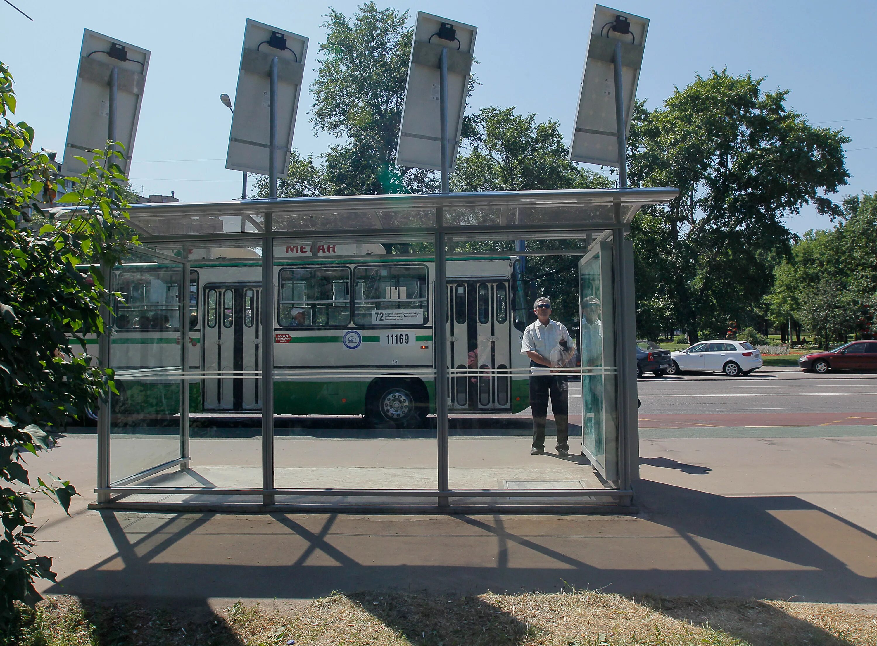 Остановка общественного транспорта Москва. Автобусная остановка с солнечными батареями. Остановка с солнечной батареей. Автобусная остановка с Wi Fi.