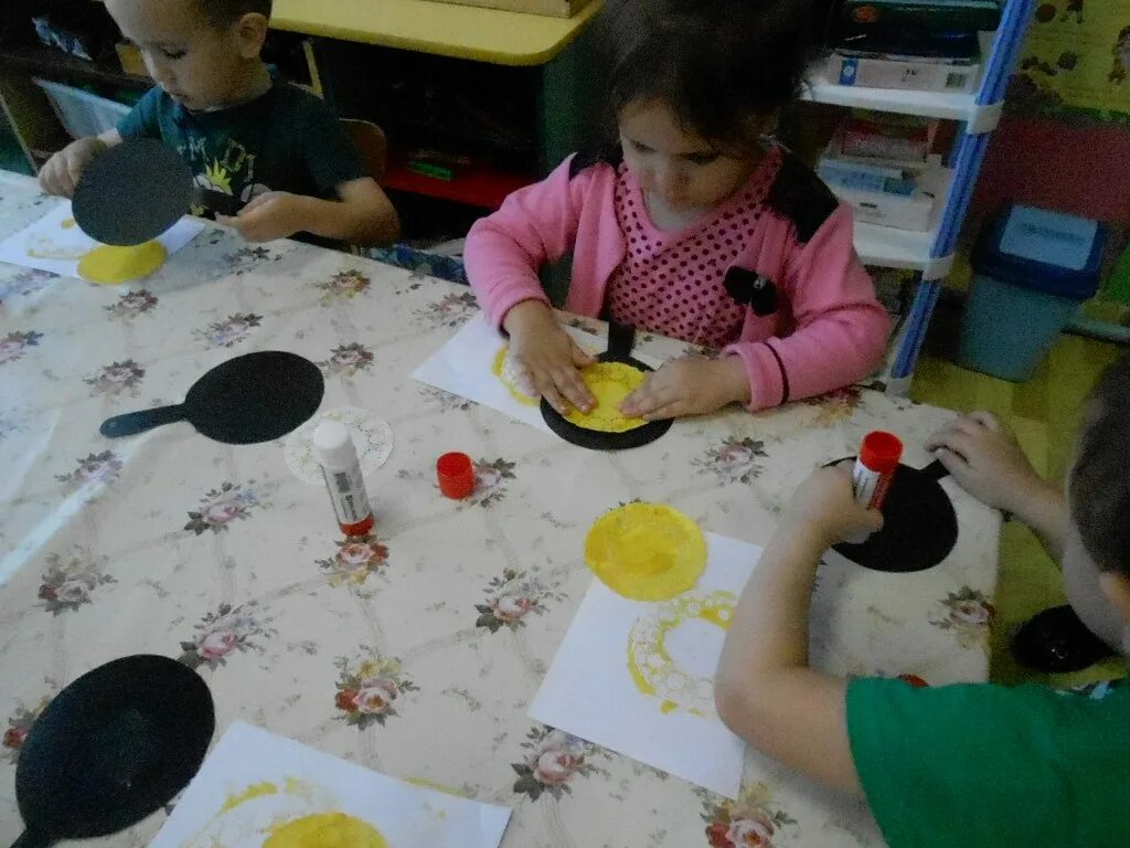 занятие во второй младшей масленица. коллективная работа масленица в младшей группе. рисование масленица средняя группа. рисование с детьми ясельной группы. занятие во второй младшей масленица.