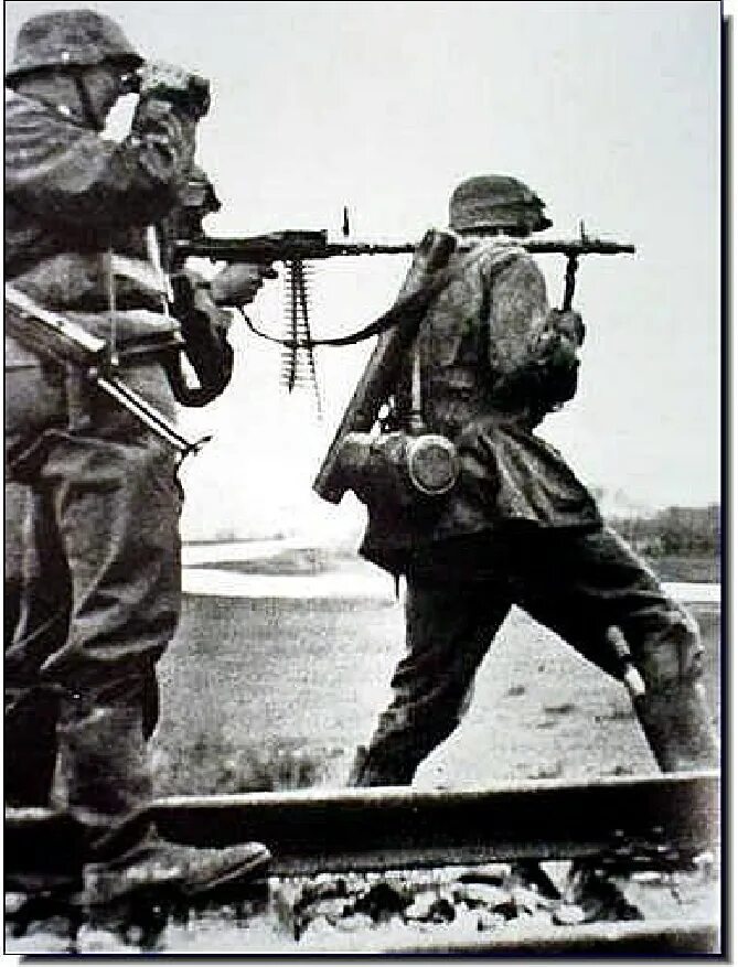 Сс восток. Ваффен СС на Восточном фронте. Немецкие десантники второй мировой войны. Пулемет на плече. Waffen SS на Восточном фронте лето.