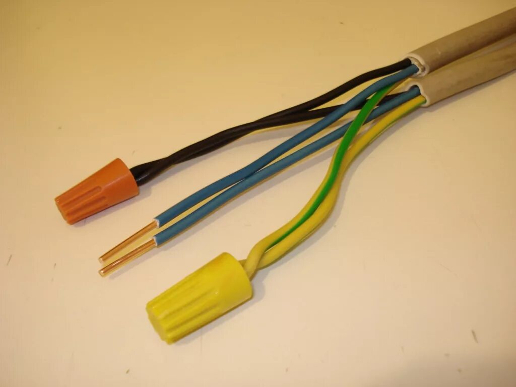 Для соединения проводов используют. Скрутка СИЗ -3 2,5-5,5 оранжевый. Соединение проводов колпачками СИЗ. Скрутка СИЗ-2 (2,5-4,5 мм). Колпачки СИЗ для скрутки проводов.