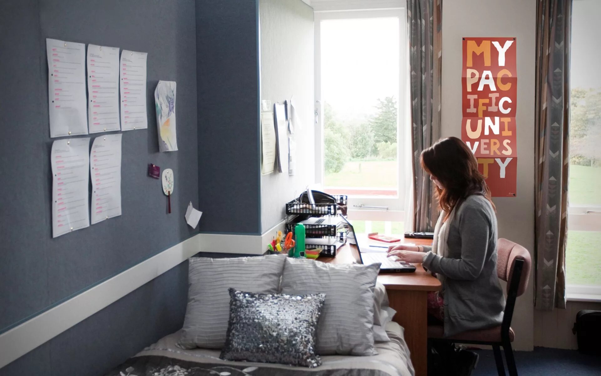 Интерьер комнаты в общежитии. Uottawa academic counsellor. College ideas. Комната американца. College ideas.
