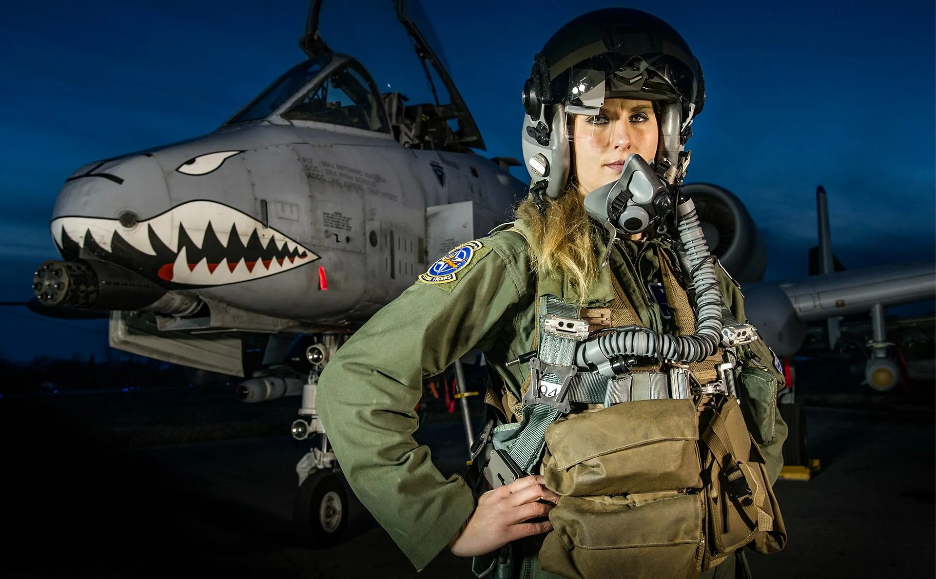 Передний пилот. A10 thunderbolt пилот. пилот истребителя usaf. пилот ввс сша a10. а-10с штурмовик кабина.