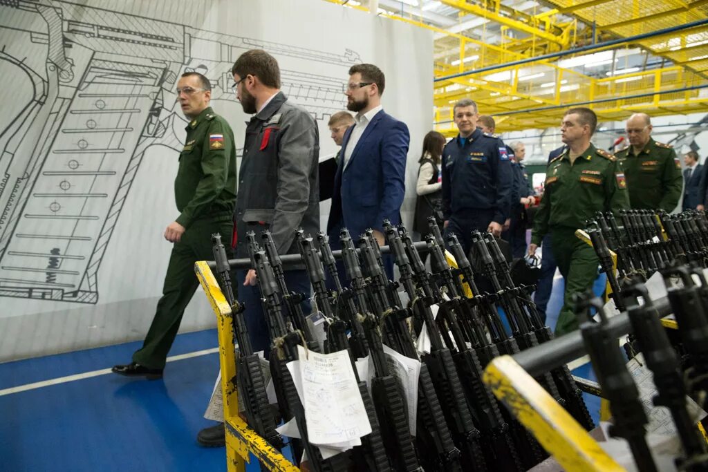Сотрудников оборонных предприятий