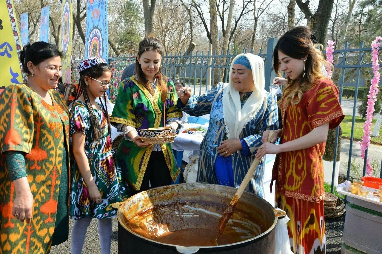 Узбекский традиционный. Навруз в Узбекистане сумаляк. Праздник Навруз сумаляк. Сумаляк Киргизия. Узбекистан праздники сумаляк.